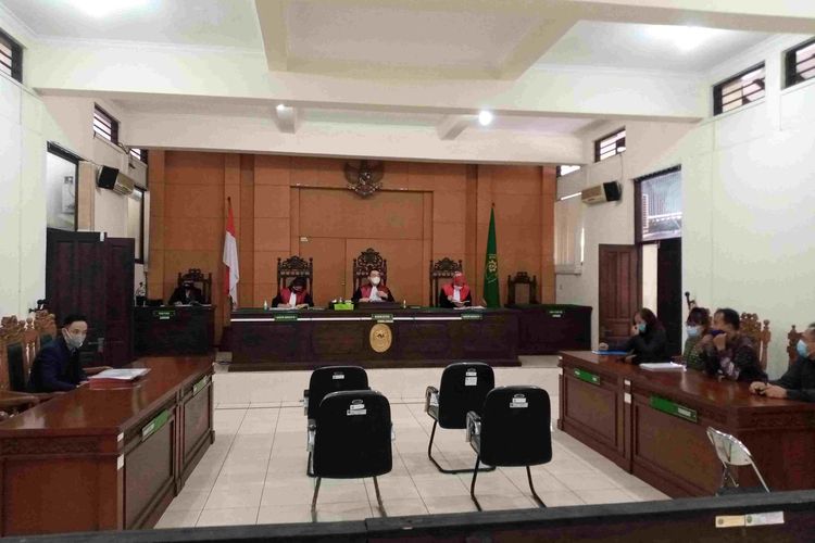 Persidangan di PN Salatiga dalam kasus anak menggugat orangtua.