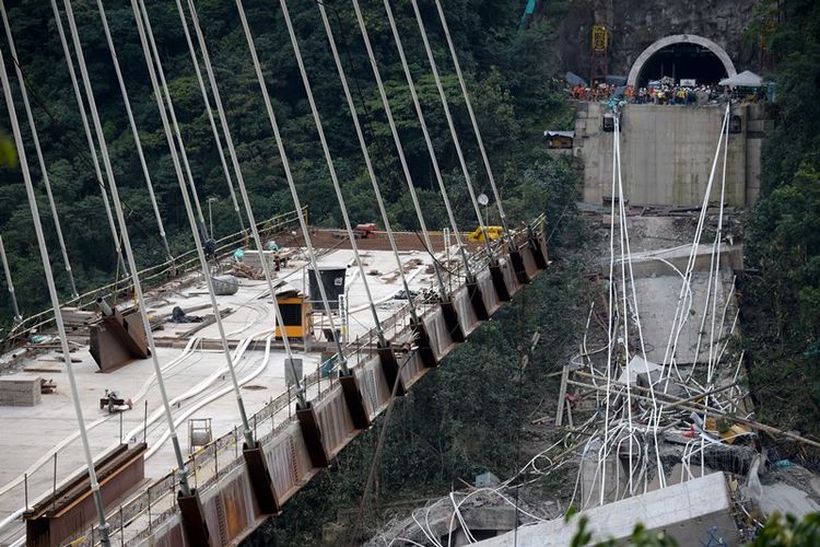 Jembatan ambruk di kota Guayabetal di jalan yang menghubungkan Bogota dengan kota Villavicencio, pada Senin (15/1/2018). (AFP/Raul Arboleda)