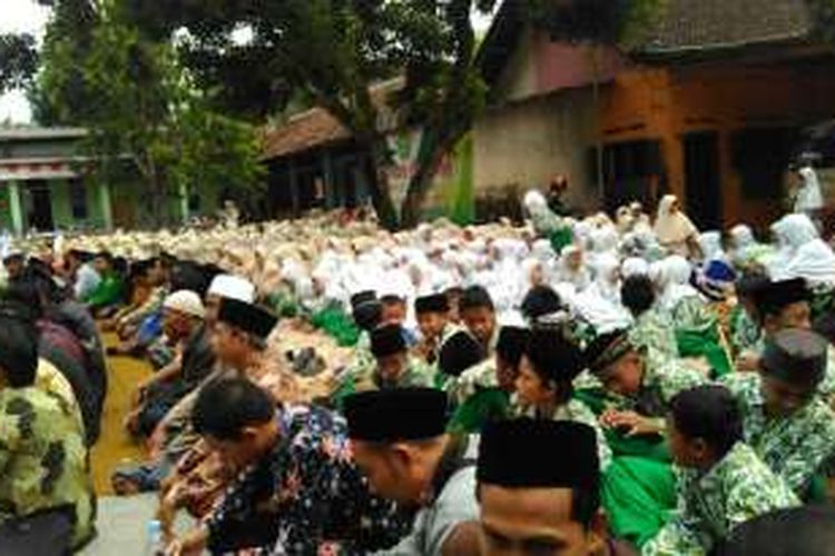 Ratusan santri bersama elemen mahasiswa dan masyarakat di Jember, Jawa Timur, menggelar doa bersama untuk keutuhan Negara Kesatuan Republik Indonesia (NKRI), Rabu (30/11/2016).