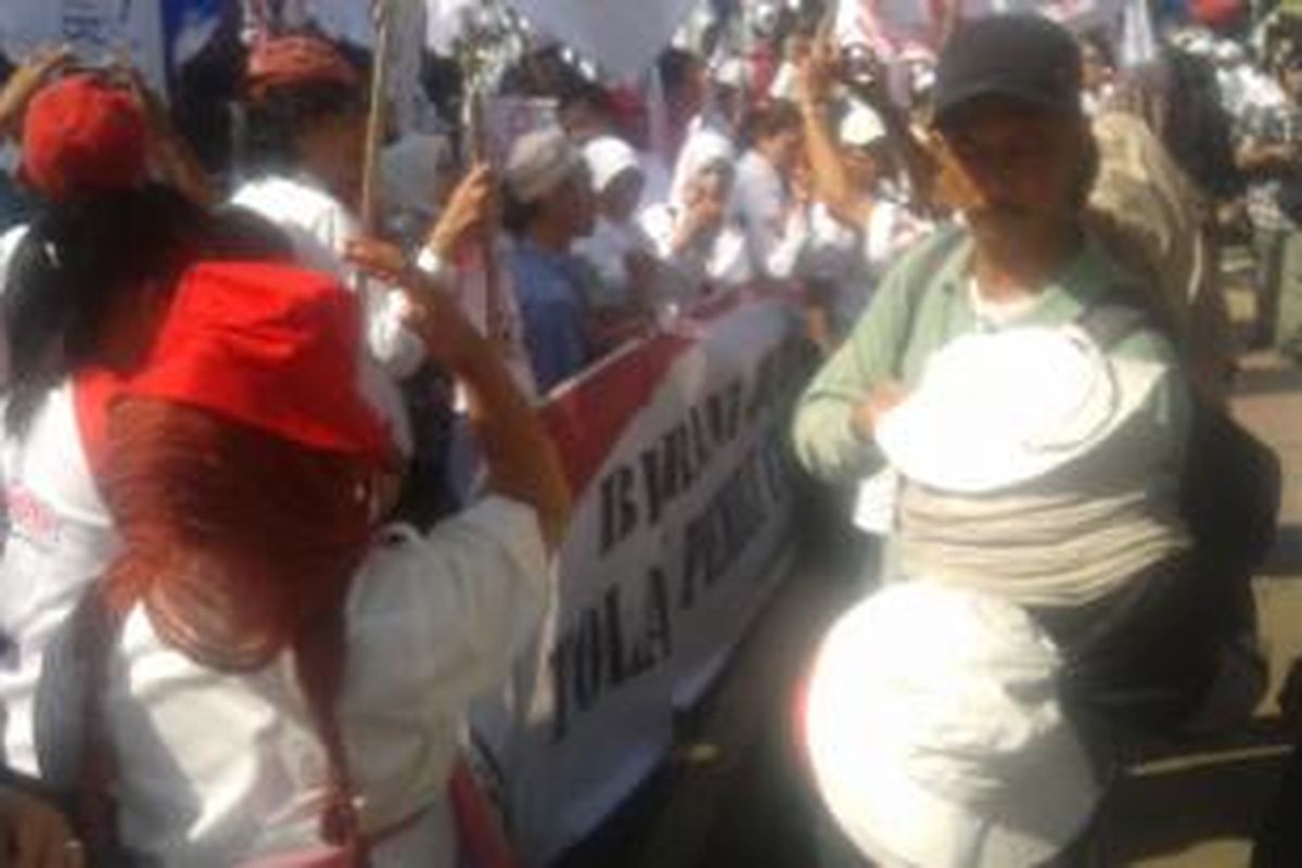 Pedagang topi menawarkan barang dagangannya ke massa pendukung Prabowo-Hatta di depan Gedung Mahkamah Konstitusi (MK), Jalan Medan Merdeka Barat, Jakarta Pusat, Rabu (6/8/2014).