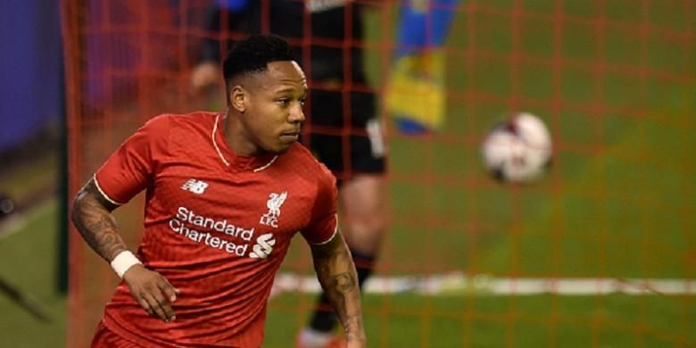 Pemain Liverpool, Nathaniel Clyne, melakukan selebrasi usai membobol gawang Bournemouth pada laga Piala Capital One di Stadion Anfield, Rabu (28/10/2015) atau Kamis dini hari WIB.