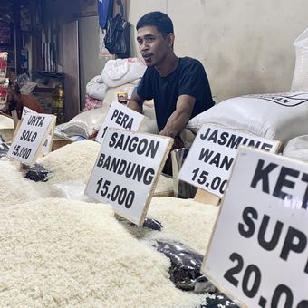 Para pedagang beras di Pasar Kranji, Bintara, Kota Bekasi, mengeluhkan harga beras yang masih terasa mahal, Jumat (1/3/2024). Menurut para pedagang, harga beras yang mulai terasa turunnya hanya untuk jenis bulog.