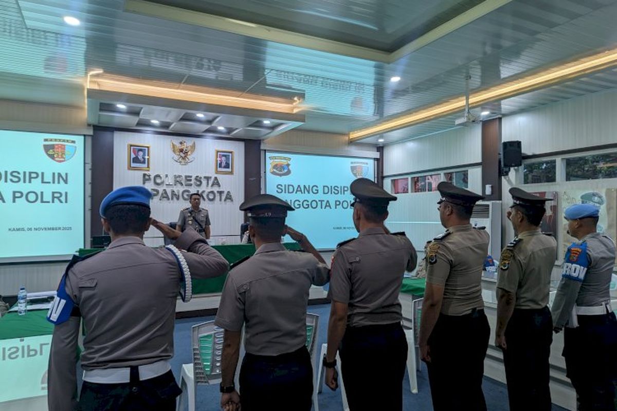 Empat anggota Kepolisian Resor Kupang Kota, Nusa Tenggara Timur (NTT), menjalani sidang disiplin karena terlibat sejumlah pelanggaran.