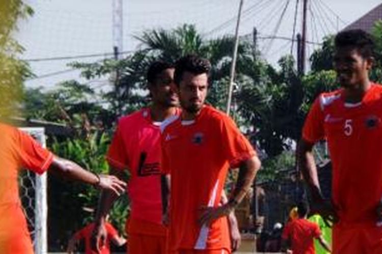 Gelandang Persija Jakarta, Stefano Lilipaly (tengah). 