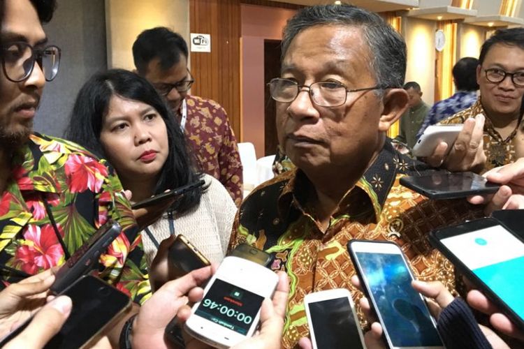 Menteri Koordinator Bidang Perekonomian Darmin Nasution usai rapat koordinasi terbatas membahas fasilitas Generalized System of Preference (GSP) dari Amerika Serikat di kantornya, Jumat (13/7/2018) malam.