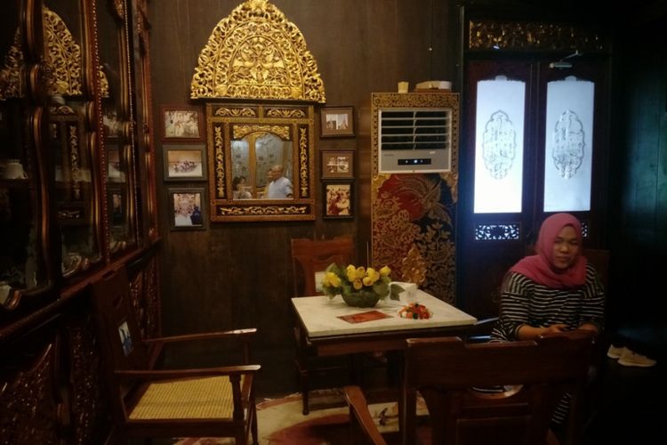 Interior Rumah Limas Haji Aziz yang terletak di Jalan Demang Lebar Daun, Palembang.