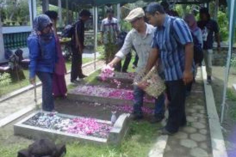 Sejumlah wartawan melakukan tabur bunga di makam almarhum Boediharjo, Menteri Penerangan (1968-1973), di kawasan Borobudur, Kabupaten Magelang, Selasa (10/2/2015).