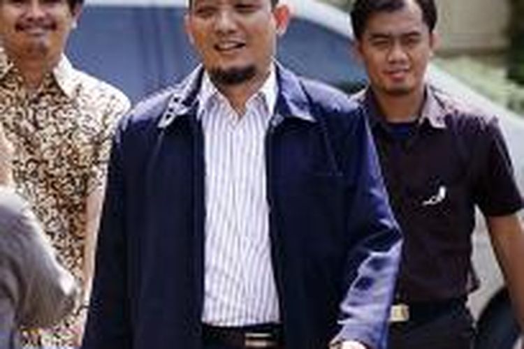 Penyidik Komisi Pemberantasan Korupsi Novel Baswedan (tengah) tiba di Markas Besar Polri, Jakarta, Rabu (8/7/2015). Novel datang untuk diperiksa terkait kasus dugaan penganiayaan terhadap pencuri sarang burung walet di Bengkulu pada 2004 lalu.