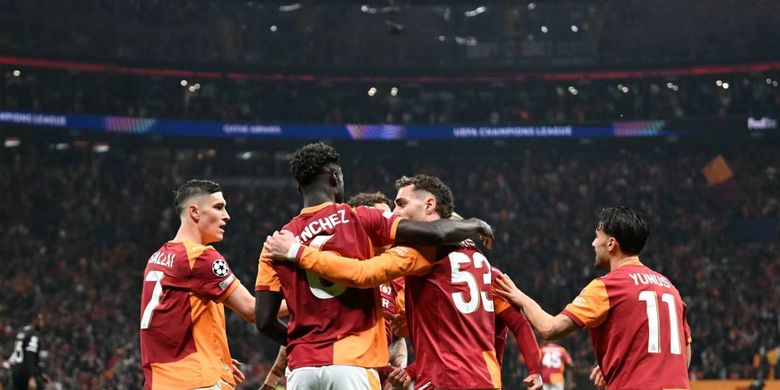 Momen selebrasi gol Davinson Sanchez dengan rekan satu timnya dalam laga playoff Liga Champions Galatasaray vs Juventus FC di Rams Park di Istanbul pada 17 Februari 2026. (Foto oleh OZAN KOSE / AFP)