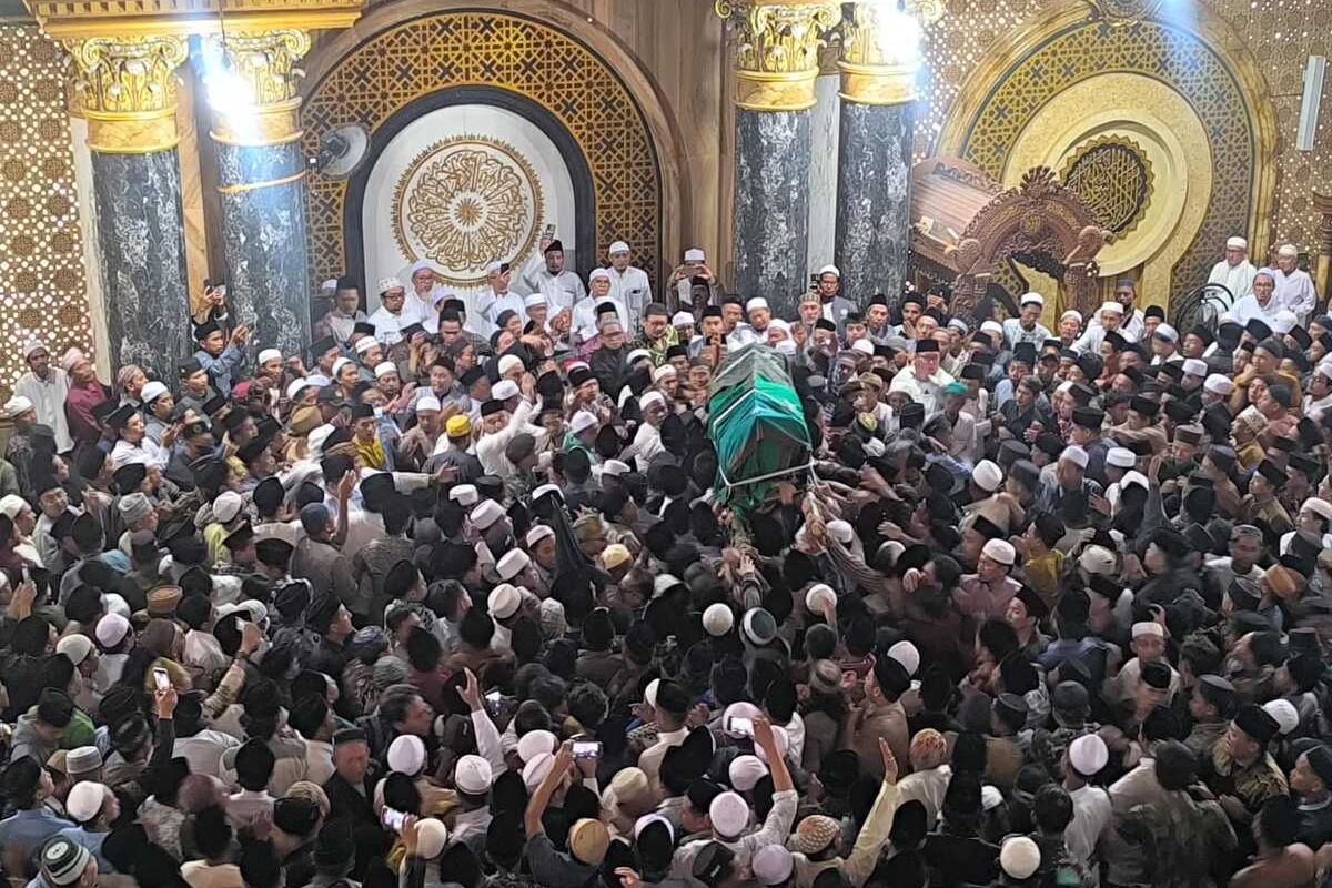 Jenazah KH. Zubair Muntashor, cicit Syaikhona Kholil Bangkalan, diangkat ribuan warga untuk diantar ke pemakaman di kompleks pemakaman Syaikhona Kholil di kelurahan Martajasah Bangkalan, Minggu (28/4/2024).