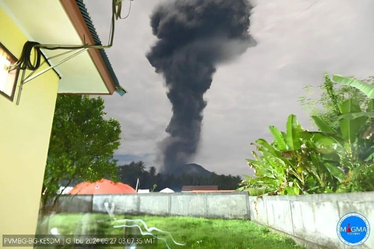 Kolom abu vulkanik setinggi enam kilometer terbentuk akibat aktivitas erupsi Gunung Ibu di Maluku Utara, Senin (27/5/2024). (ANTARA/HO-PVMBG)