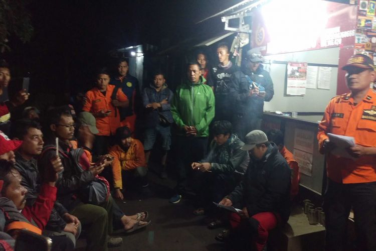 DIHENTIKAN -Tim Basarnas menyatakan penghentian pencarian Alvi Kurniawan ( 20) ,pendaki asal Magelang yang hilang dipuncak gunung lawu setelah dilakukan pencarian selama tujuh hari, Selasa ( 8/1/2019).