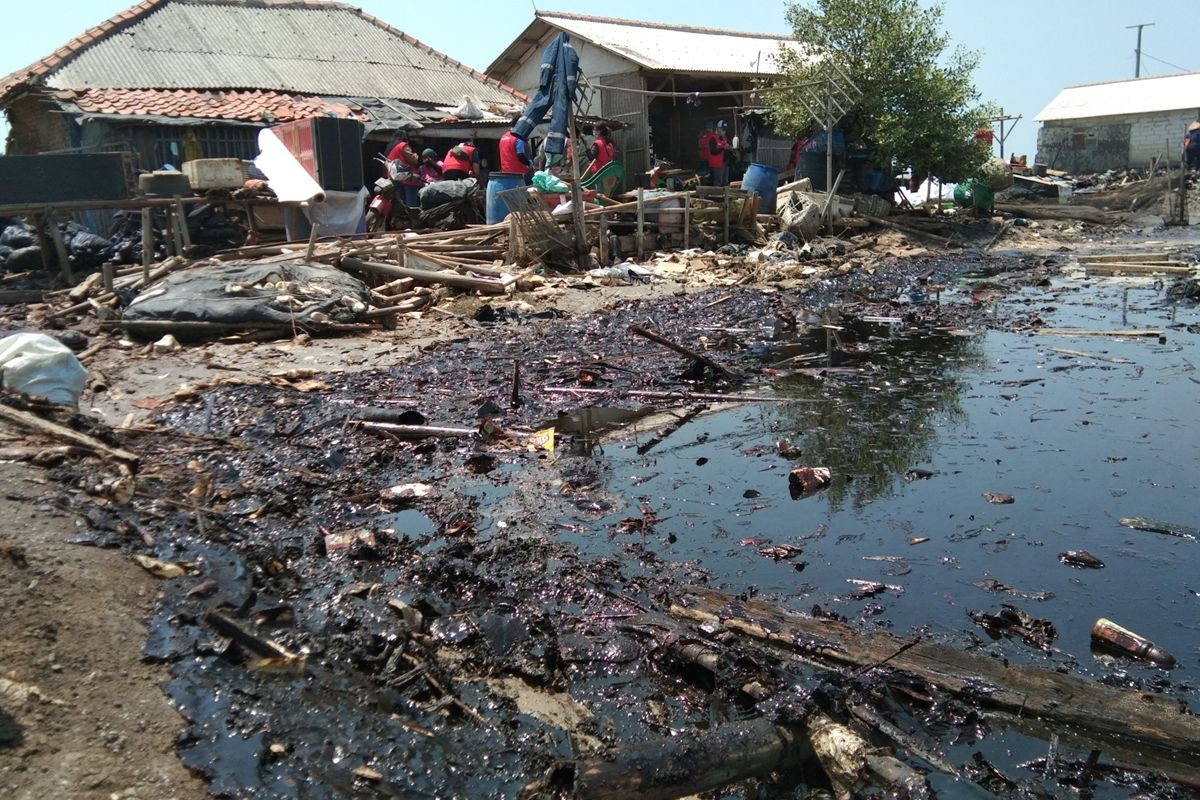 Tambak yang terdampak minyak mentah di Desa Cemarajaya, Kecamatan Cibuaya, Kabupaten Karawang