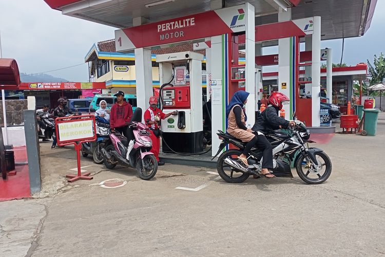kendati telah mengalami kenaikan, namun antrean kendaraan baik roda dua dan empat di beberapa SPBU di Kabupaten Bandung masih kerap terlihat, hal tersebut dirasa merugikan masyarakat yang berprofesi sebagai pengemudi ojeg online dan supir angkot