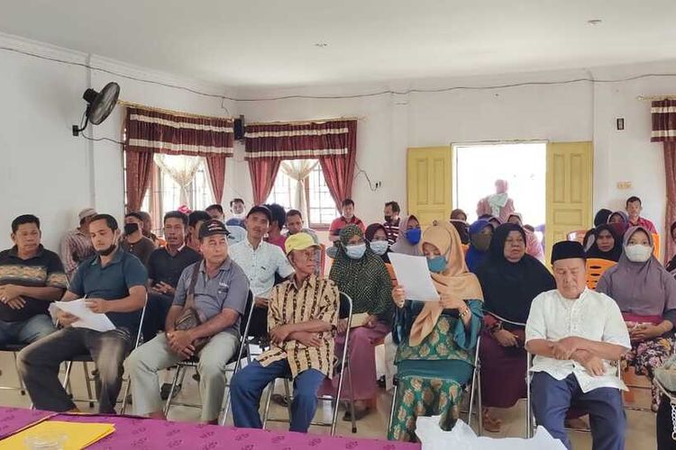 Ratusan petani Kopsa-M di Desa Pangkalan Baru, Kecamatan Siak Hulu, Kabupaten Kampar, Riau, mengadakan pertemuan dengan pemerintah desa untuk mengadukan nasib mereka yang gajinya tak kunjung dibayar, Minggu (7/11/2021).