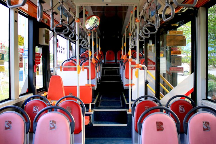 Interior shutte bus yang disediakan Pemkot Kota Surabaya untuk pengangkutan penonton menuju Stadion Gelora Bung Tomo Surabaya selama bergulirnya Piala Dunia U17 2023 Indonesia.