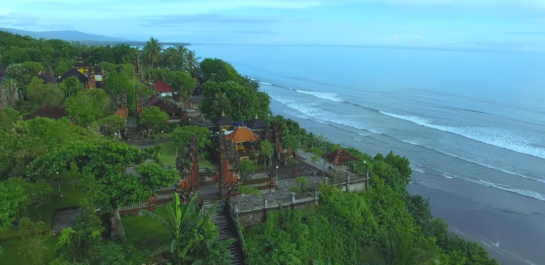 Pura Rambut Siwi yang terletak dekat pantai di Kabupaten Jembrana, Bali.