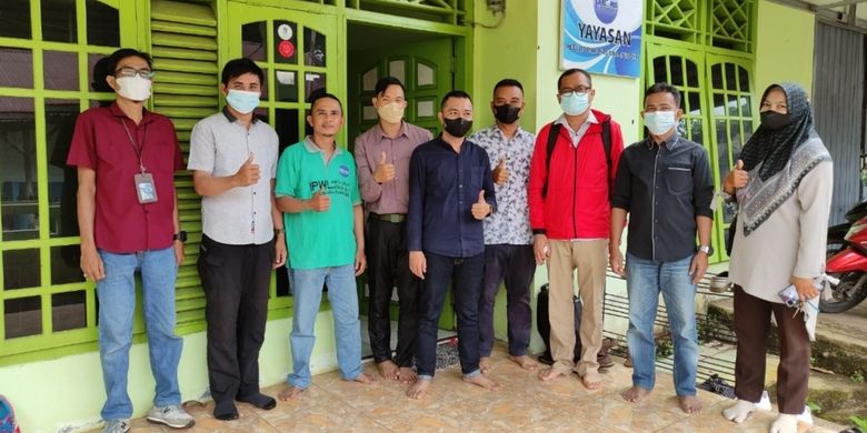Direktur Yayasan Peduli Sosial Nasional (Pesona), Kota Bengkulu Rinto Harahap (kemeja hitam, dua dari kanan) saat menerima kunjungan masyarakat di rumah singgah Yayasan Pesona Bengkulu.