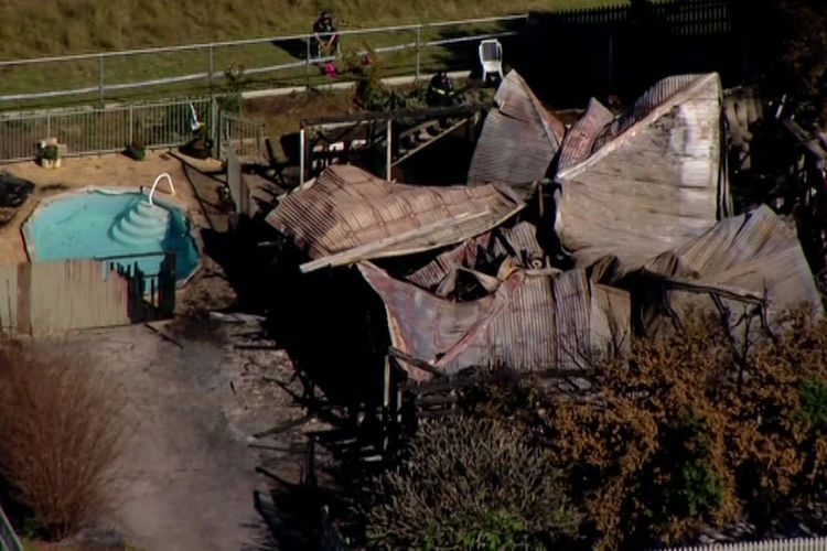 Kebakaran menghancurkan sebuah rumah di Kilcoy, daerah pinggiran Brisbane pada 12 Juni 2021.