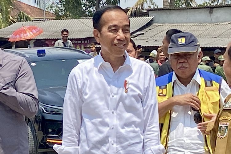 Presiden Joko Widodo saat mengunjungi Pasar Rumbia, Lampung Tengah, Jumat (27/10/2023).