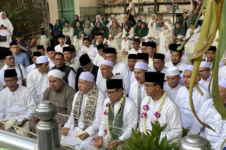 Ketua Umum Partai Kebangkitan Bangsa (PKB), Muhaimin Iskandar saat bersama Anies Baswedan di Makam Sunan Ampel