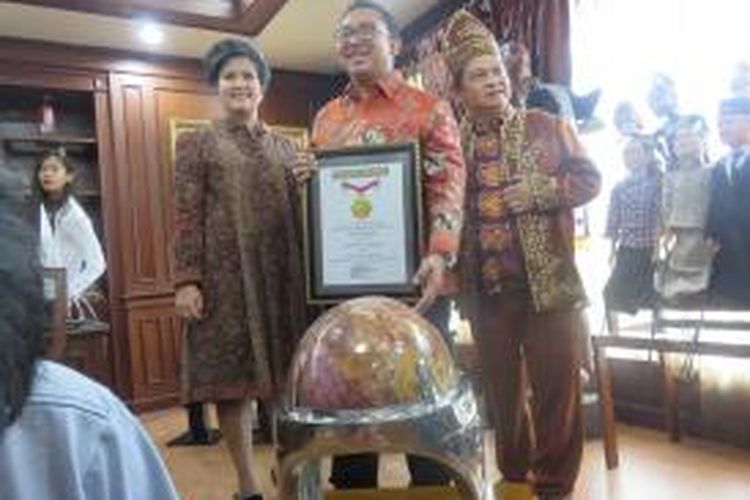 Wakil Ketua Umum Fadli Zon bersama istrinya menerima rekor Muri atas kategori perpustakaan dengan cincin batu akik terbesar, Senin (1/6/2015).