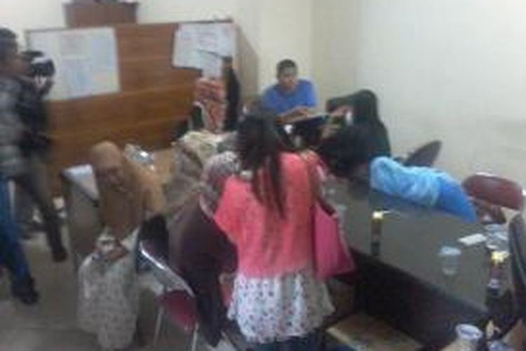11 orang mahasiswi dari 35 total pemilih siluman yang tertangkap di TPS-TPS dan menjalani pemeriksaan di Kantor Panwaslu Makassar Jl Angrek, Rabu (9/4/2014).
