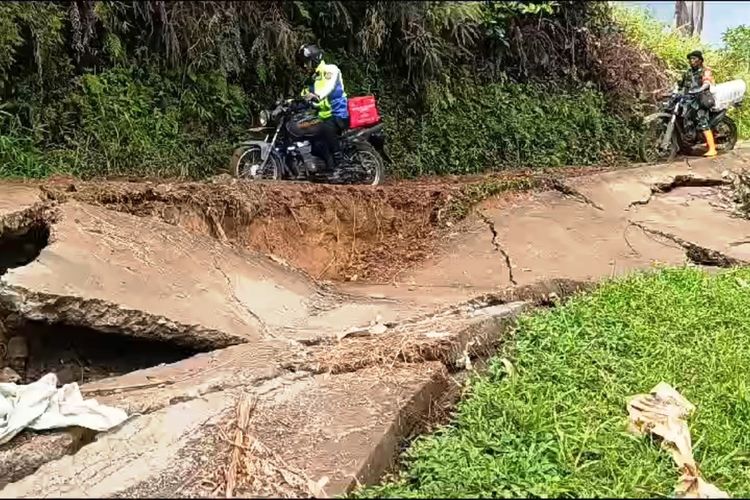 Personel TNI-Polri berupaya melintasi ruas jalan yang hancur akibat bencana pergerakan tanah di wilayah Kecamatan Kadupandak, Cianjur, Jawa Barat untuk menjangkau desa terisolasi, Jumat (5/12/2024)