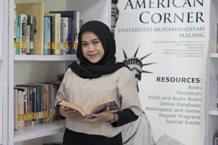 Lovie Kartika Sari, mahasiswa Pendidikan Bahasa Inggris ini dinobatkan sebagai wisudawan terbaik Universitas Muhammadiyah Malang (UMM) yang ke-100 periode II tahun 2021.
 