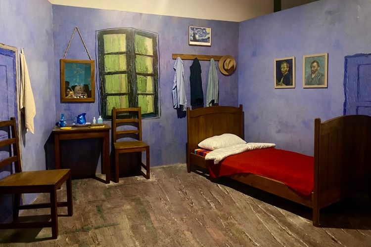 Dekorasi ruangan dari lukisan populer Tempat Tidur Vincent di Arles karya Van Gogh. 