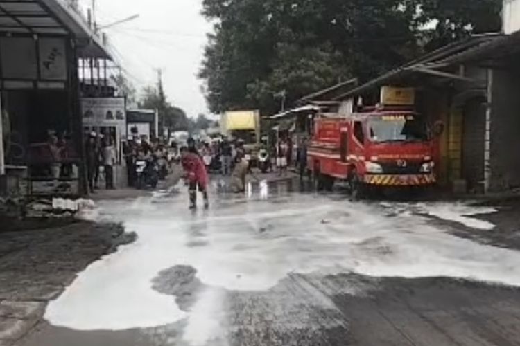 Muatan Diduga Limbah B3 Tumpah di Cileungsi, Sopir Truk Sempat Kabur Dikejar Warga