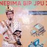 Baju Adat Gorontalo, Pakaian Menparekraf Sandiaga saat Penyerahan Bantuan Kemenparekraf