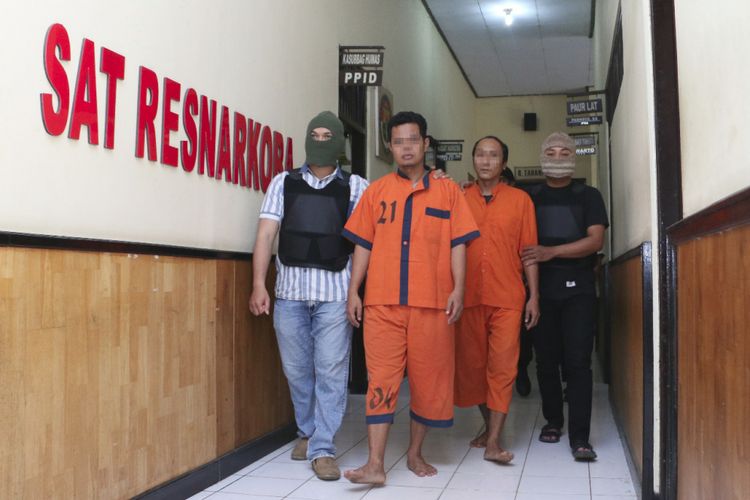 Polisi menahan SP (42), oknum Kepala Desa Menganti, Kecamatan Sruweng, Kebumen, Jawa Tengah karena kedapatan menghisap sabu di rumahnya.