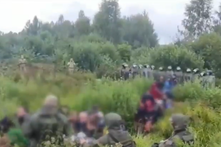 Tangkapan layar dari video yang memperlihatkan tentara Belarus mengusir pengungsi Afghanistan ke perbatasan Polandia sambil menodongkan senjata.