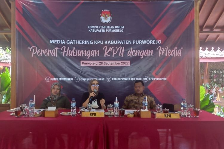 Para anggota KPU Purworejo memberikan keterangan terkait tahapan Pemilu dan pentingnya Aplikasi Info Pemilu saat Media Gathering di RM ABK Bambu Kuning Purworejo,