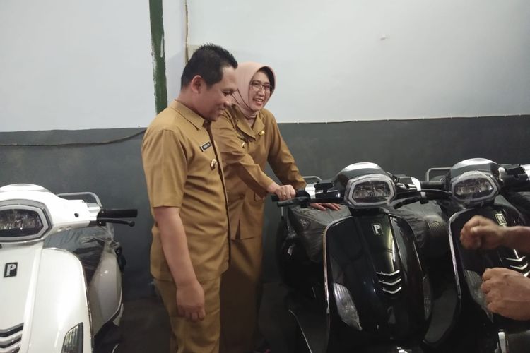 Bupati Lumajang Thoriqul Haq dan Wakil Bupati Lumajang Indah Amperawati meresmikan pabrik perakitan motor listrik perdana di Lumajang, Senin (16/1/2023)