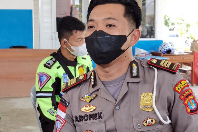 Kasat Lantas Polres Nunukan Kaltara AKP Arofiek Aprilian Riswanto menyerahkan kunci mobil pick up kepada supir. Sebagai kampanye dan edukasi, mobil pickup pemuat orang dipajang di alun alun dan dilepas setelah supir membuat pernyataan disaksikan Organda Nunukan