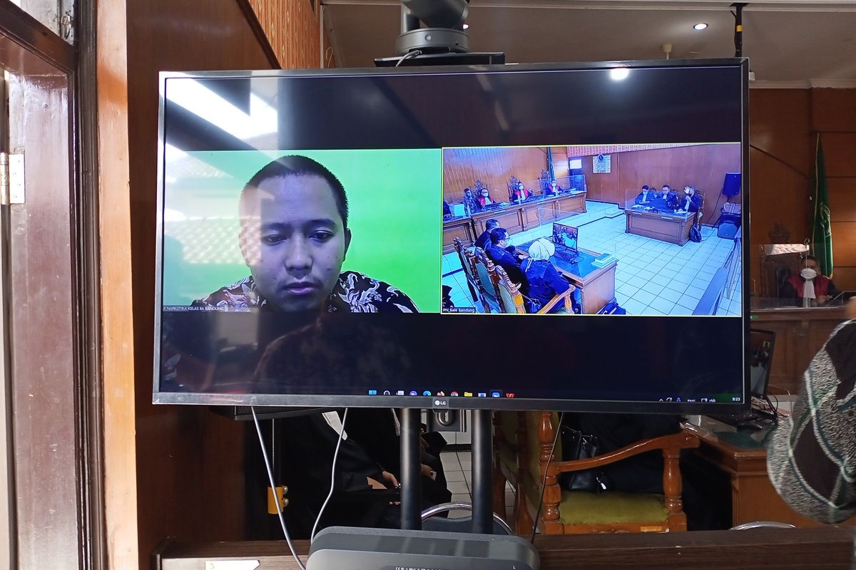 Sidang kedua kasus Doni Salmanan kembali digelar secara online. Adapun agenda sidang kedua yaitu pembacaan eksepsi dari kuasa hukum Doni Salmanan.