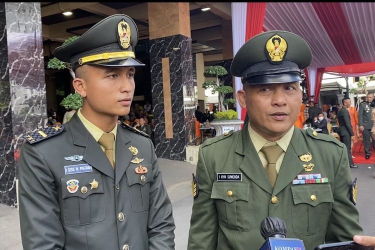 Letnan Dua (Letda) Arhanud I Gede Wirayudhastra Pratama (kiri) bersama sang Ayah Sersan Dua (Serda) I Nyoman Suwenda (kanan) di Mabesad, Jakarta, Kamis (14/7/2022).