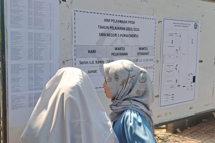 Siswa melihat daftar nomor antrean di SMA Negeri 1 Purwokerto, Kabupaten Banyumas, Jawa Tengah, Senin (19/6/2023).