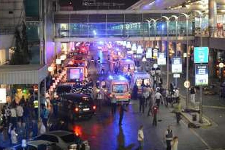 Situasi di sekitar Bandara Ataturk, Istanbul, Turki, pada Selasa (28/6/2016) malam waktu setempat, setelah serangan bom bunuh diri yang menewaskan setidaknya 28 orang. 