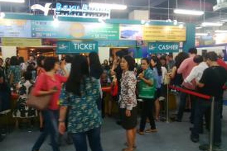 Suasana antrian di salah satu stan agen perjalanan di BCA - Singapore Airlines Travel Fair di Jakarta, Kamis (10/9/2015). Pameran berlangsung hingga Minggu (13/9/2015).