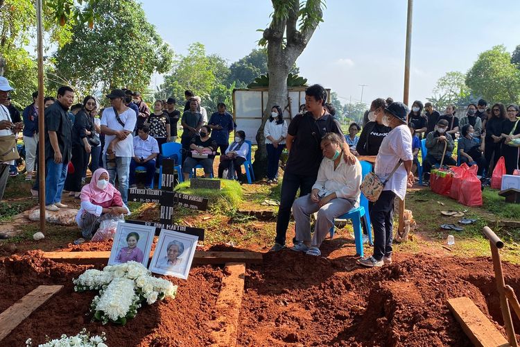 Pemakaman dua wanita yang tewas membusuk di daerah Cilandak, di TPU Kampung Kandang, Jagakarsa, Jakarta Selatan, Sabtu (30/3/2024).