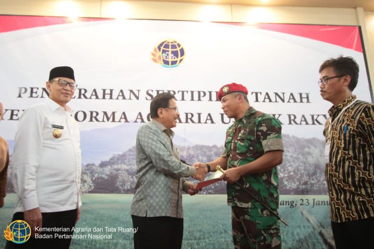 Sertifikat diserahkan oleh Menteri ATR/BPN Sofyan A. Djalil kepada Komandan Jenderal Kopassus Mayjen TNI Eko Margiyono di Pandeglang, 