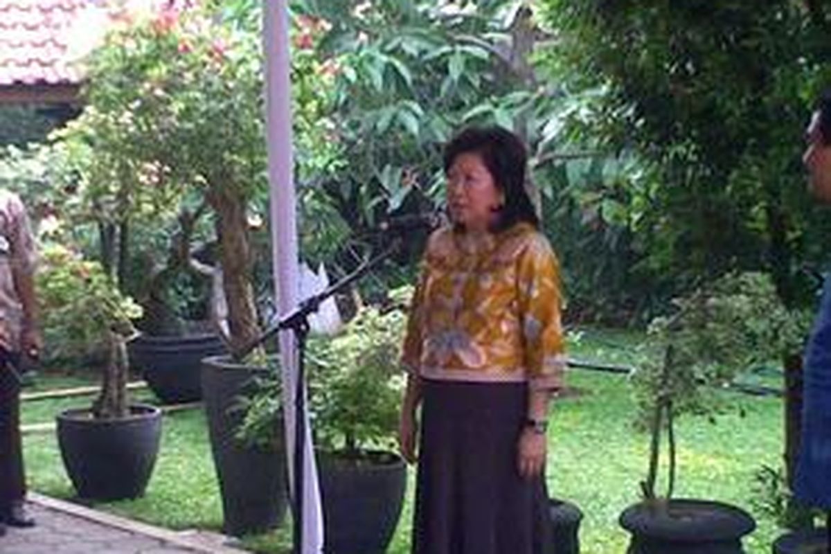 Menteri Perdagangan, Marie Elka Pangestu memberikan keterangan pers seusai menjalani wawancara calon menteri KIB II, di kediaman Presiden terpilih SBY, Puri Cikeas Indah, Bogor, Jawa Barat