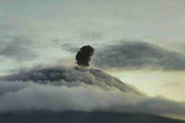 Foto: Gunung Ile Lewotolok di Kabupaten Lembata, Nusa Tenggara Timur (NTT) meletus, Selasa (28/3/2023).