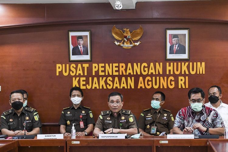 Kapuspenkum Kejaksaan Agung Leonard Eben Ezer Simanjuntak (tengah) bersama Dir Tipikor Bareskrim Polri, Brigjen Pol Djoko Poerwanto (kanan) dan Direktur Penyidikan Jampidsus Kejagung Febrie Adriansyah (kiri) memberikan keterangan pers usai menggelar gelar perkara penanganan kasus dugaan korupsi pada PT Asabri (Persero) di Kejaksaan Agung, Jakarta, Rabu (30/12/2020). Gelar perkara itu dilakukan untuk mengetahui bagaimana perkembangan kasus dugaan korupsi di Asabri ketika ditangani Polri yang saat ini ditangani oleh tiim penyidik Pidana Khusus (Pidsus) Kejagung. ANTARA FOTO/Hafidz Mubarak A/rwa.