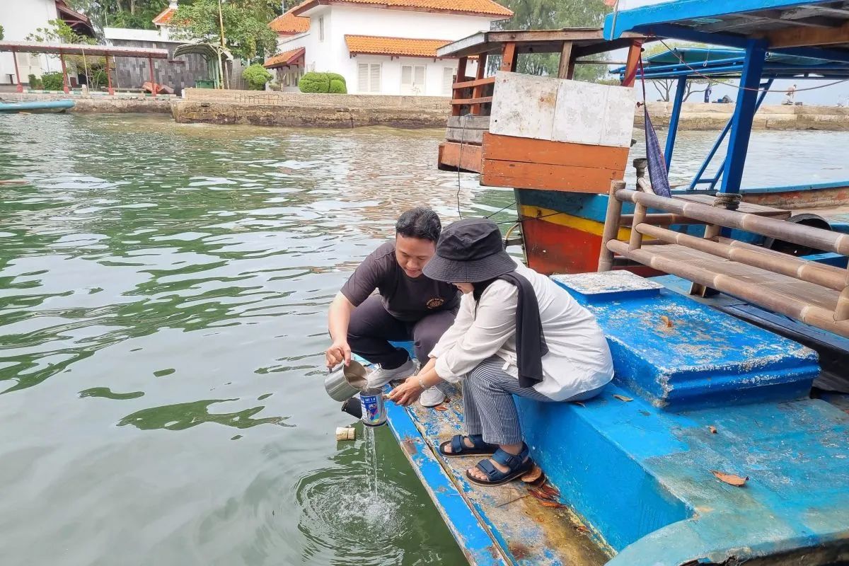 Pengambilan sampel air permukaan di Pulau Onrust, Kepulauan Seribu, Jakarta, Sabtu (22/2/2025).