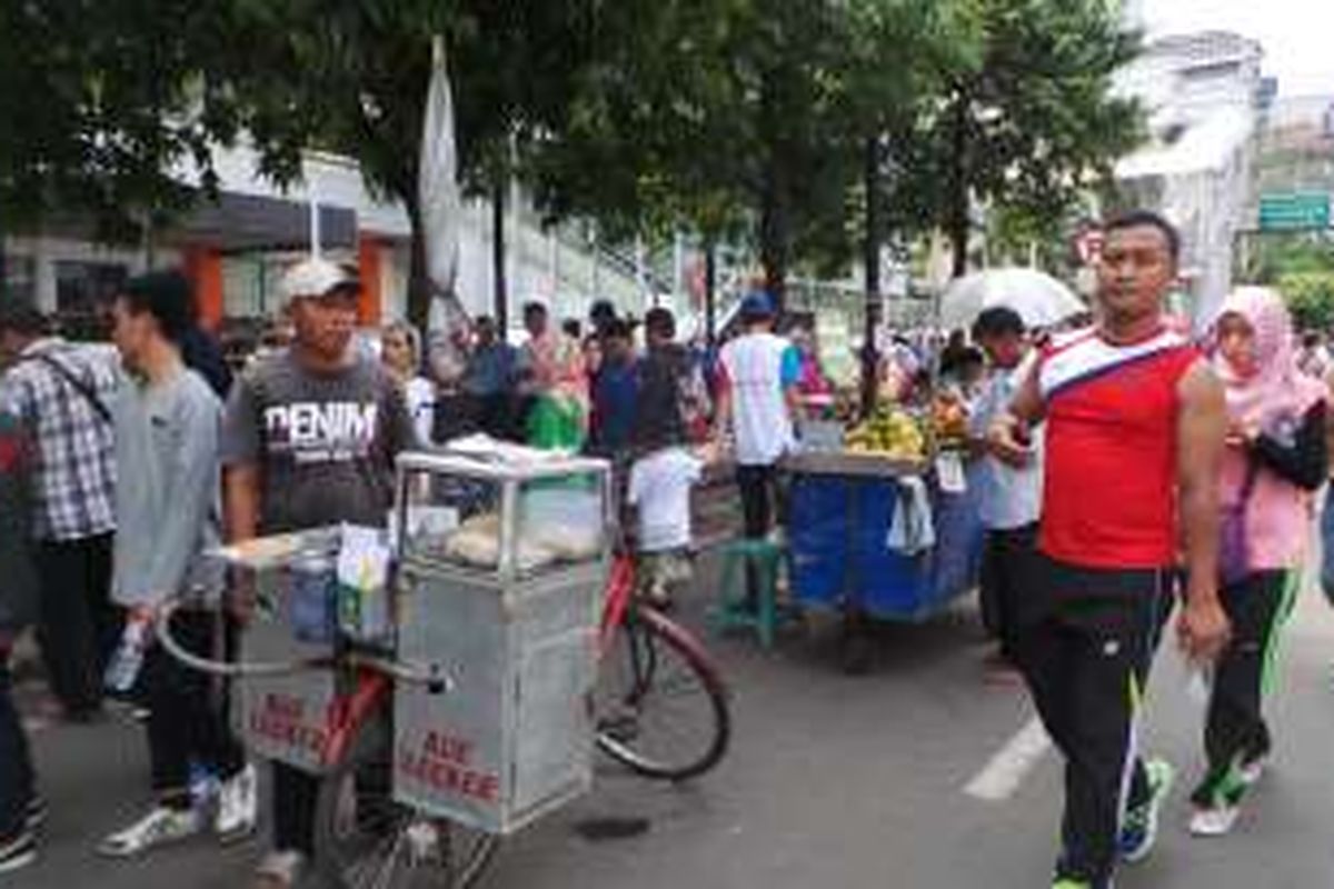 Pedagang kaki lima (PKL) di kawasan car free day turun ke bahu jalan. Foto diambil Minggu (30/10/2016).