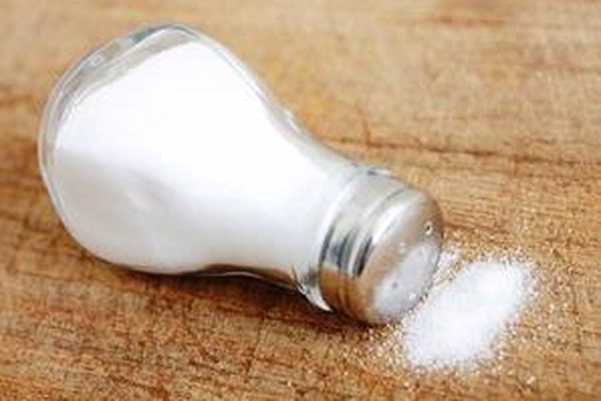 Garam meja bisa membersihkan meja kayu dari tumpahan minyak atau lemak.